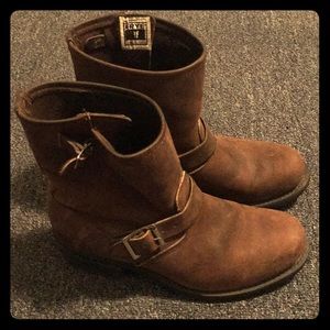 FRYE 8R ENGINEER BOOTS!